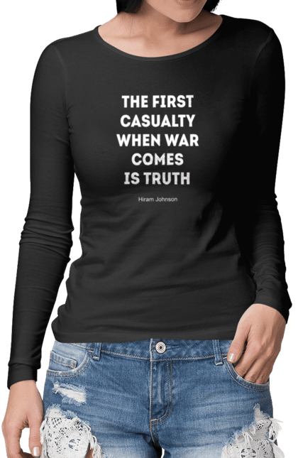 Жіночий лонгслів з принтом "Першою жертвою війни стає правда (англ., Джонсон Хайрам)". Афоризм, війна, джонсон хайрам, інформація, правда, пропаганда, цитата. Старий Солдат