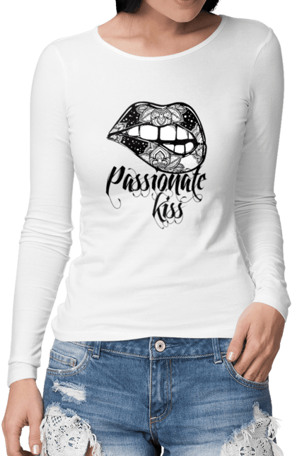 Жіночий лонгслів з принтом "Палкий поцілунок". Губи, напис, олд скул, палкий поцілунок, пристрасть, текст. futbolka.stylus.ua