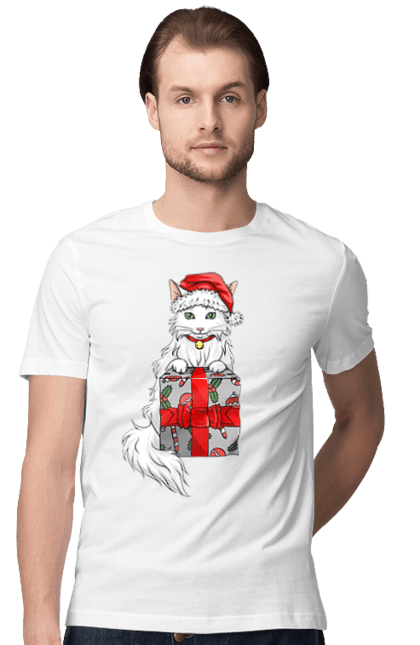Футболка чоловіча з принтом "Котик з подарунком". Білий кіт, кіт, котик, новий рік, подарунок, різдво, санта, шапка санти. ART принт на футболках
