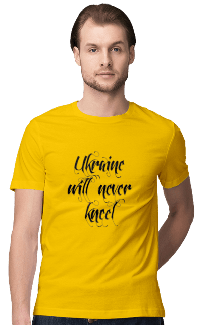 Футболка чоловіча з принтом "Україна ніколи не стане на коліна". Батьківщина, напис, незламна, непереможна, патріотичний напис, текст, україна. ART принт на футболках
