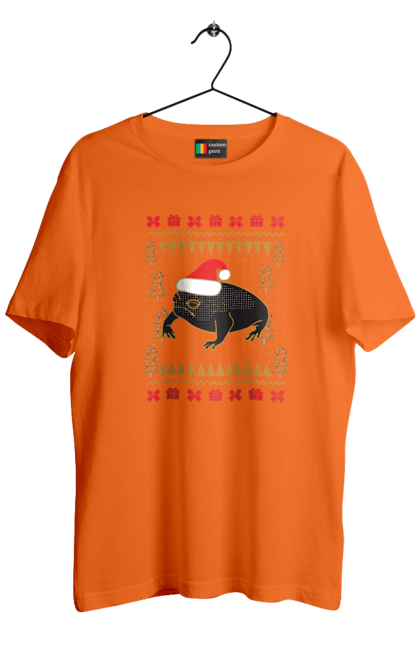 Футболка чоловіча з принтом "Новорічна жаба". 2022, happy new year, весело, гумор, дід мороз, з новим роком, лол, мем, нг, новий 2022 рік, новий рік, новий рік 2022, новий рік подарунки, новорічна ялинка, новорічний настрій, новорічні подарунки, новорічні свята, подарунки, подарунки новий рік, подарунок, подарунок новий рік, прикол, різдво, свята, свято, скоро новий рік, сміх, смішно, старий новий рік, сувеніри, чудеса трапляються, ялинка. CustomPrint.market
