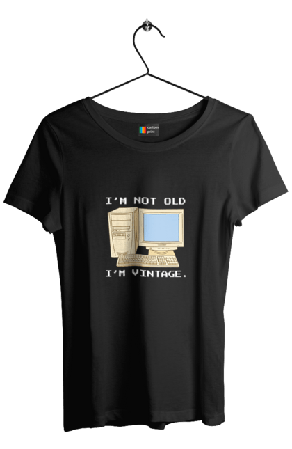 Футболка жіноча з принтом "Я не старий, я вінтажний Ретро комп'ютер". Ай ті, айті, айтішник, ботан, вінтаж, вінтажний, гік, клавіатура, код, кодер, комп, мова, піксель, програміст, програмування, ретро, хакер. ART принт на футболках