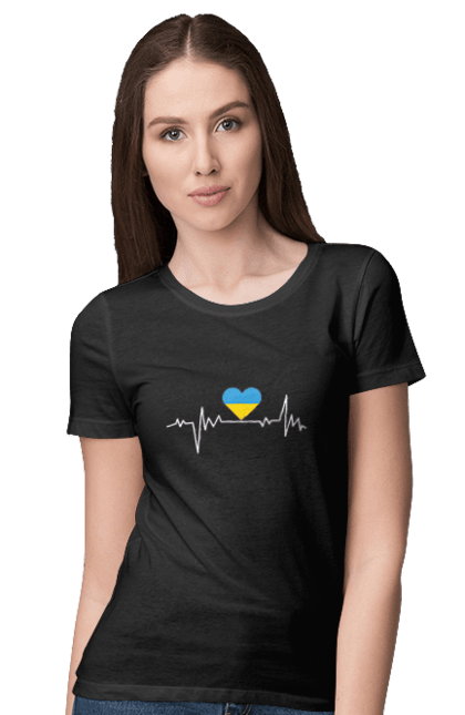 Футболка жіноча з принтом "Україна Кардіограма серця". Ukraine lives matter, антипутинська футболка, емблема всу, зелена футболка, класичний герб україни, націоналістичні футболки, патріотичні футболки, українська футболка, футболка без війни, футболка вільна україна, футболка все, футболка героям слава, футболка для патріотів, футболка зеленого, футболка любите україну, футболка привид києва, футболка російський корабель, футболка світ україни, футболка слава україні, футболка справжній українець, футболка стоп війна, футболка я українець, футболки з боєприпасами, футболки з тризубцем. Hype