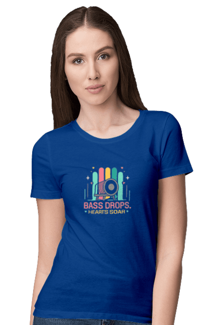Футболка жіноча з принтом "Bass Drops, Hearts Soar". Диджей, клуб, музика, стиль, техно. CustomPrint.market