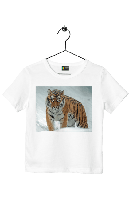 Футболка дитяча з принтом "Тигр у снігу". Велика кішка, великий кіт, дика природа, дикий, звір, зуби, погляд, портрет, природа, стилізація, тварина, тигр, хижак. ART принт на футболках