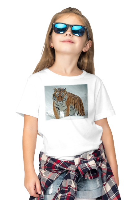 Футболка дитяча з принтом "Тигр у снігу". Велика кішка, великий кіт, дика природа, дикий, звір, зуби, погляд, портрет, природа, стилізація, тварина, тигр, хижак. ART принт на футболках