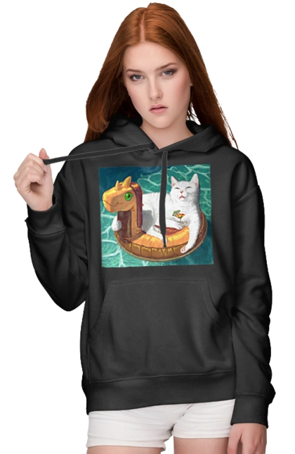 Белый кот в плавательном кругу, на отдыхе