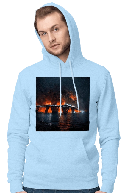 Горит Крымский мост.