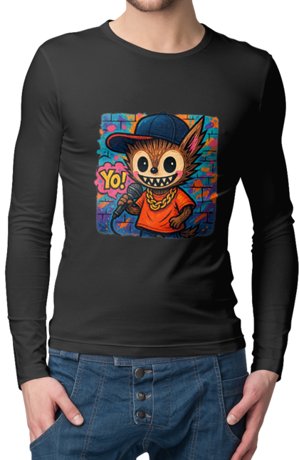 Чоловічий лонгслів з принтом "Лабубу". Бейсболка, вуличне мистецтво, графіті, золотийланцюг, лабубу, мікрофон, міський стиль, репатмосфера, хіпхоп, яскраво. 2070702