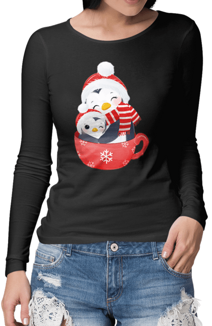 Жіночий лонгслів з принтом "Пінгвіни, мама і дитина в чашці". Зима, кружка, новий рік, пінгвін, різдво, сім`я, сніг. futbolka.stylus.ua