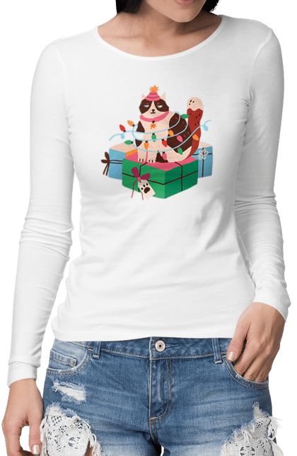 Жіночий лонгслів з принтом "Кіт в гірлянді з подарунками". 2023, зима, кіт, новий рік, подарунки, різдво, сніг, щасливого різдва. futbolka.stylus.ua