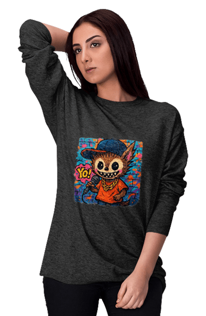 Світшот жіночий з принтом "Лабубу". Бейсболка, вуличне мистецтво, графіті, золотийланцюг, лабубу, мікрофон, міський стиль, репатмосфера, хіпхоп, яскраво. 2070702