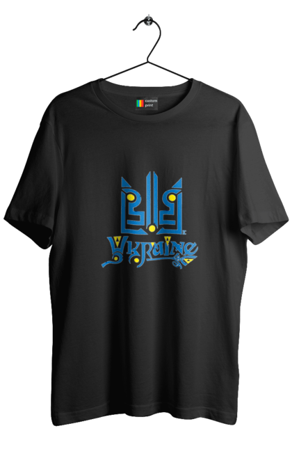 Футболка чоловіча з принтом "Україна та тризуб темний фон". Sarabeevart, день незалежності, друк, купити, патріотична, слава україні, тризуб, україна. 2070702