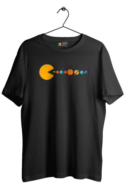 Футболка чоловіча з принтом "Pac Man Planets". Atari, namco, pac man, аркадна відеогра, відеогра, комп`ютерна гра, космос, лабіринт, планети, сонячна система. 2070702