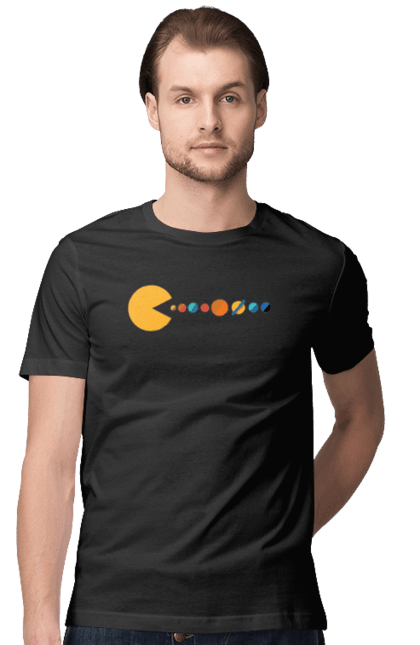 Футболка чоловіча з принтом "Pac Man Planets". Atari, namco, pac man, аркадна відеогра, відеогра, комп`ютерна гра, космос, лабіринт, планети, сонячна система. 2070702