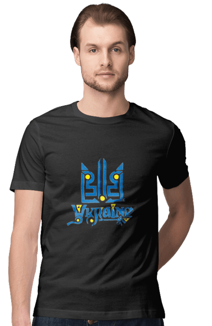 Футболка чоловіча з принтом "Україна та тризуб темний фон". Sarabeevart, день незалежності, друк, купити, патріотична, слава україні, тризуб, україна. 2070702