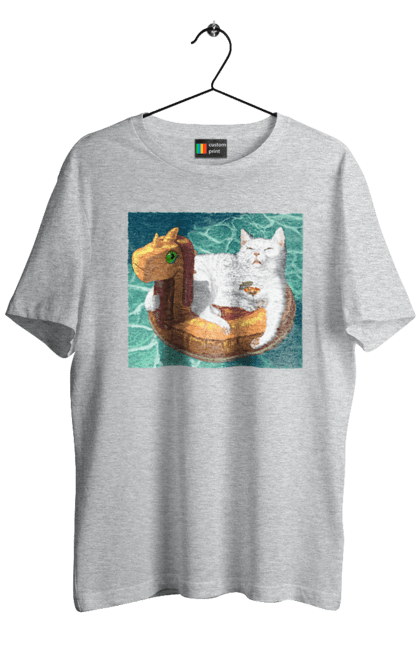 Футболка чоловіча з принтом "Білий кіт у плавальному колі, на відпочинку". Басейн, відпочинок, кіт, коктейль, море, плавальний круг. 2070702