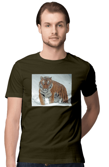 Футболка чоловіча з принтом "Тигр у снігу". Велика кішка, великий кіт, дика природа, дикий, звір, зуби, погляд, портрет, природа, стилізація, тварина, тигр, хижак. CustomPrint.market