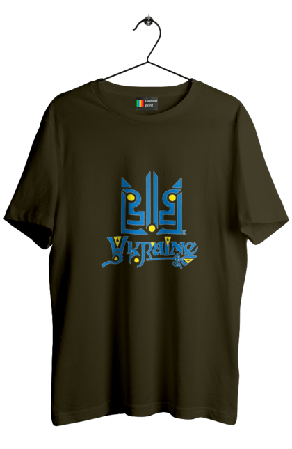 Футболка чоловіча з принтом "Україна та тризуб темний фон". Sarabeevart, день незалежності, друк, купити, патріотична, слава україні, тризуб, україна. 2070702