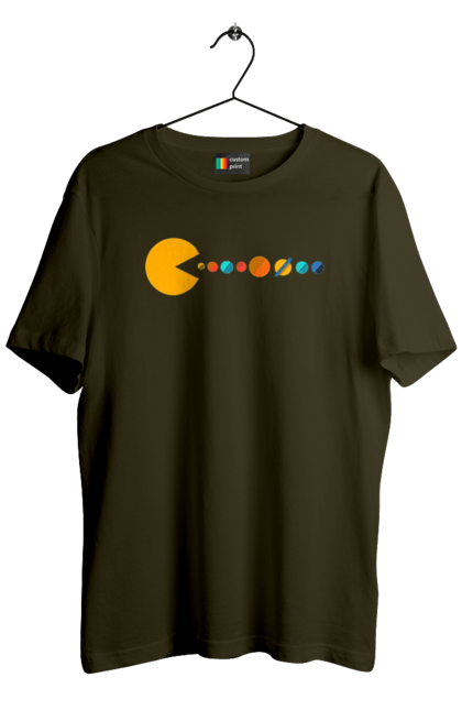 Футболка чоловіча з принтом "Pac Man Planets". Atari, namco, pac man, аркадна відеогра, відеогра, комп`ютерна гра, космос, лабіринт, планети, сонячна система. 2070702