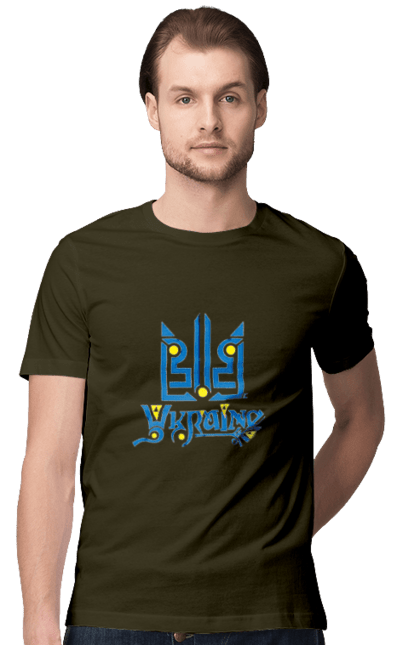Футболка чоловіча з принтом "Україна та тризуб темний фон". Sarabeevart, день незалежності, друк, купити, патріотична, слава україні, тризуб, україна. 2070702