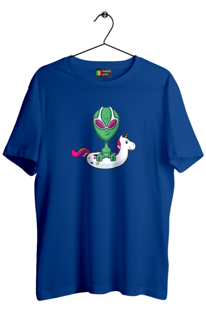 Men`s t-shirt with prints Alien Floats In A Circle. Alien, inflatable circle, to swim. 2070702