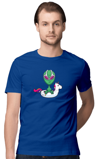 Men`s t-shirt with prints Alien Floats In A Circle. Alien, inflatable circle, to swim. 2070702