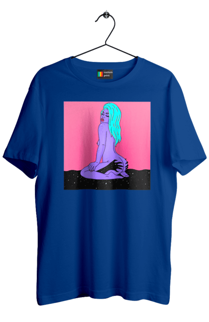 Футболка чоловіча з принтом "Фіолетова Дівчина В Руках". Дівчина, інопланетянка, сидить. 2070702