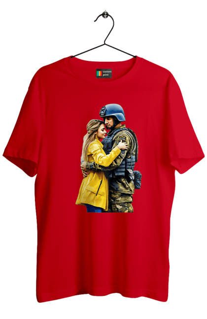 Футболка чоловіча з принтом "Солдат обіймає дівчину". Зсу, обіймає дівчину, обійми, солдат, україна. CustomPrint.market