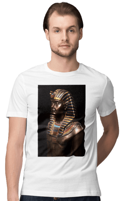 Футболка чоловіча з принтом "Фараон Тутанхамон". Африка, божество, гиза, єгипет, золото, легенда, монумент, мумія, піраміди, повелитель, пустеля, саркофаг, скульптура, статуя, стилізація, тутанхамон, фараон, фараон тутанхамон, храм, цар, цукру. aslan