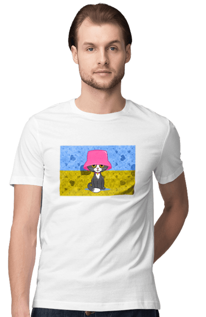 Футболка чоловіча з принтом "Кіт в розовій панамі на тлі прапора України". Калуш, кіт, кіт в панамі, панама калуша, прапор україни, розова панама, розова панома. ART принт на футболках