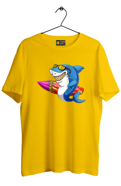 Футболка чоловіча з принтом "Акула В Окулярах З Серфінгом". Акула, літо, окуляри, серфінг. 2070702