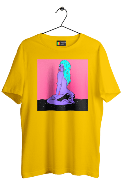 Футболка мужская с принтом Фиолетовая Девушка В Руках. Девушка, инопланетянка, сидит. 2070702