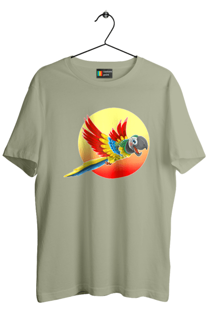 Футболка чоловіча з принтом "Папуга На Тлі Сонця". Ара, веселий, відпочинок, відпустка, диск, жарко, жовтий, коло, кольоровий, крила, літає, літо, папуга, папужка, пір`я, політ, помаранчевий, птах, різнокольоровий, сонце, сонячно, спека, тепло, тропіки, у польоті, червоний. 2070702