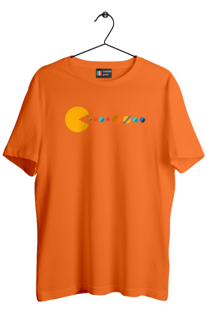 Футболка чоловіча з принтом "Pac Man Planets". Atari, namco, pac man, аркадна відеогра, відеогра, комп`ютерна гра, космос, лабіринт, планети, сонячна система. 2070702