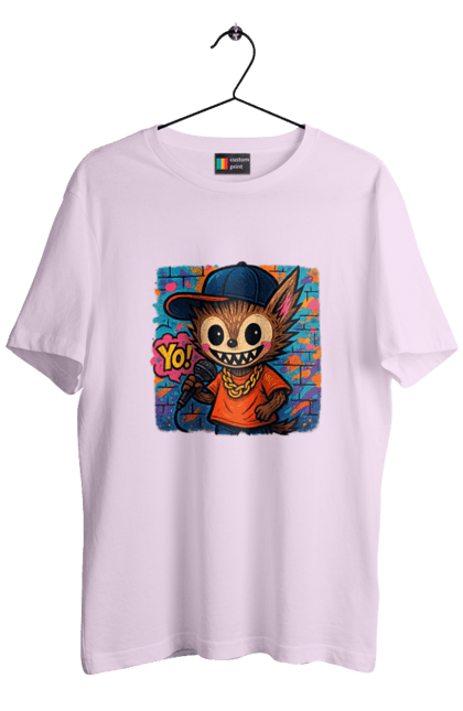 Футболка чоловіча з принтом "Лабубу". Бейсболка, вуличне мистецтво, графіті, золотийланцюг, лабубу, мікрофон, міський стиль, репатмосфера, хіпхоп, яскраво. 2070702