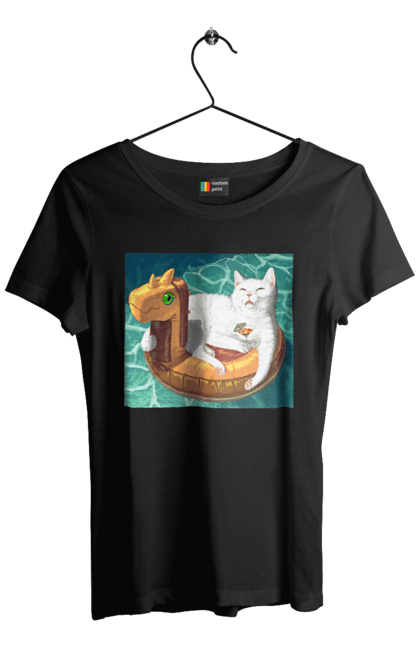 Футболка жіноча з принтом "Білий кіт у плавальному колі, на відпочинку". Басейн, відпочинок, кіт, коктейль, море, плавальний круг. 2070702