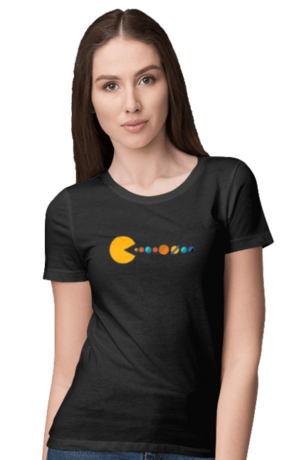 Футболка жіноча з принтом "Pac Man Planets". Atari, namco, pac man, аркадна відеогра, відеогра, комп`ютерна гра, космос, лабіринт, планети, сонячна система. 2070702