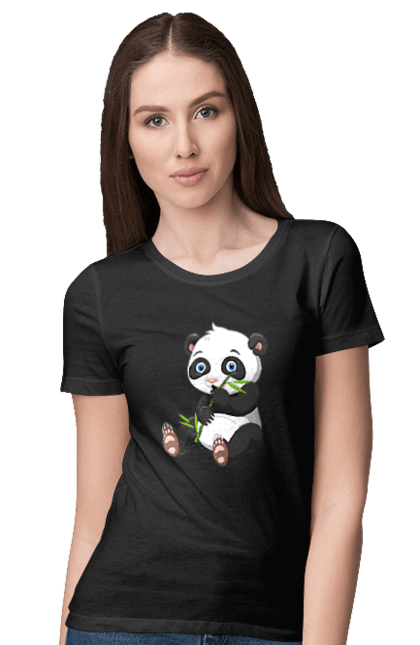 Футболка жіноча з принтом "Малюк панда їсть бамбук". Бамбук, ведмідь, маленька панда, малюк панда, панда їсть бамбук, панта, тварини. CustomPrint.market