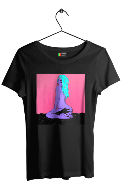 Футболка жіноча з принтом "Фіолетова Дівчина В Руках". Дівчина, інопланетянка, сидить. 2070702