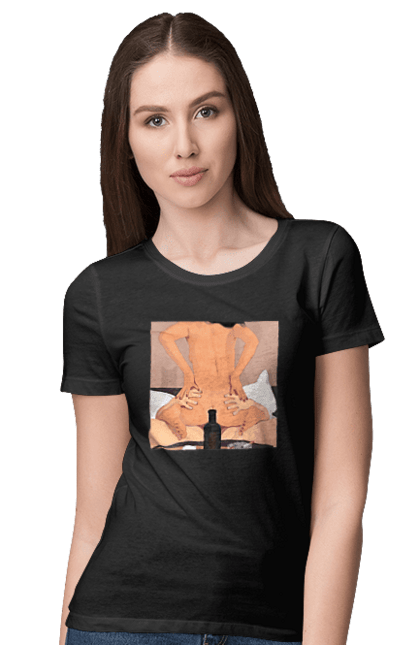 Футболка жіноча з принтом "Гола Дівчина, Пляшка І Сигарети". Гола, зверху. 2070702