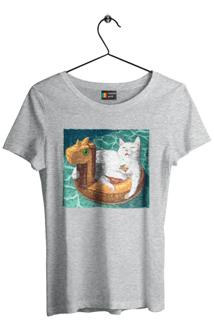 Футболка жіноча з принтом "Білий кіт у плавальному колі, на відпочинку". Басейн, відпочинок, кіт, коктейль, море, плавальний круг. 2070702