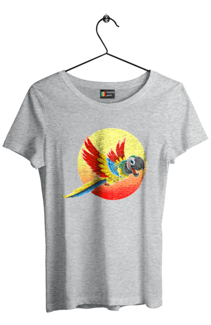 Футболка женская с принтом Попугай На Фоне Солнца. Ара, в полете, веселый, диск, жара, жарко, желтый, красный, круг, крылья, летает, лето, оранжевый, отдых, отпуск, перья, полет, попугай, попугайчик, птица, разноцветный, солнечно, солнце, тепло, тропики, цветной. 2070702