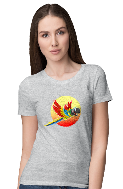 Футболка женская с принтом Попугай На Фоне Солнца. Ара, в полете, веселый, диск, жара, жарко, желтый, красный, круг, крылья, летает, лето, оранжевый, отдых, отпуск, перья, полет, попугай, попугайчик, птица, разноцветный, солнечно, солнце, тепло, тропики, цветной. 2070702