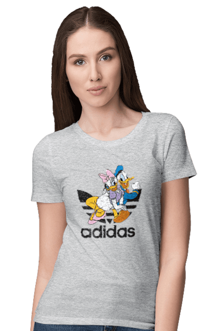 Футболка женская с принтом Adidas Дональд Дак. Adidas, daisy duck, donald duck, адидас, дейзи дак, дональд дак, мультсериал, мультфильм. 2070702