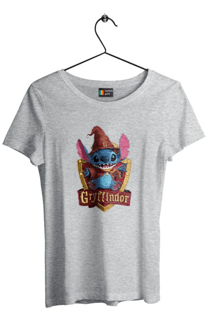 Футболка женская с принтом Стич Гриффиндор. Gryffindor, harry potter, hogwarts, stich, гарри поттер, гриффиндор, стич, факультет, франшиза, хогвартс. 2070702