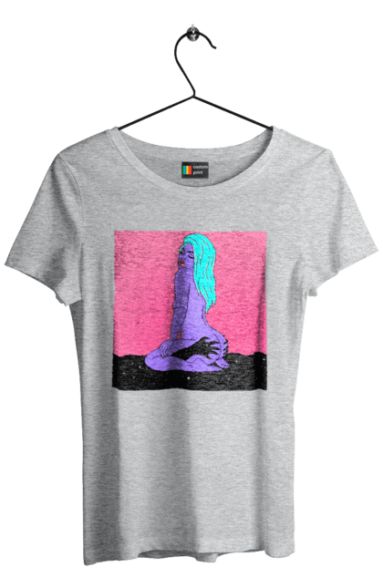 Футболка женская с принтом Фиолетовая Девушка В Руках. Девушка, инопланетянка, сидит. 2070702