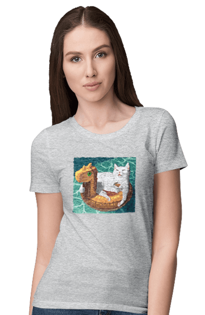 Футболка жіноча з принтом "Білий кіт у плавальному колі, на відпочинку". Басейн, відпочинок, кіт, коктейль, море, плавальний круг. 2070702