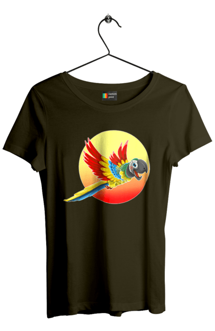 Футболка жіноча з принтом "Папуга На Тлі Сонця". Ара, веселий, відпочинок, відпустка, диск, жарко, жовтий, коло, кольоровий, крила, літає, літо, папуга, папужка, пір`я, політ, помаранчевий, птах, різнокольоровий, сонце, сонячно, спека, тепло, тропіки, у польоті, червоний. 2070702