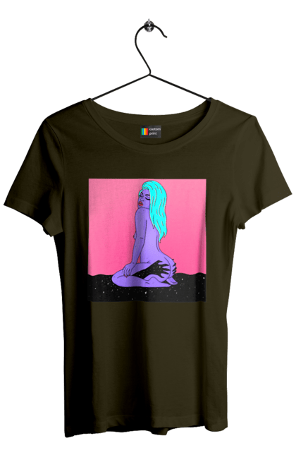 Футболка жіноча з принтом "Фіолетова Дівчина В Руках". Дівчина, інопланетянка, сидить. 2070702